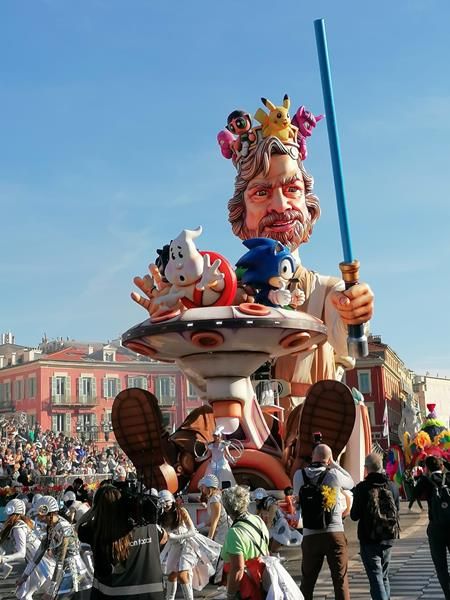 Carnevale di Nizza: partiti! Il sole e il caldo esaltano l’avvio della manifestazione (Foto)
