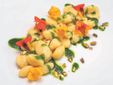 Gnocchi di patate fatti in casa conditi con pesto di nasturzio e fiori eduli