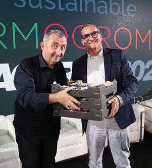 Stefano Bicocchi in arte Vito insieme al presidente della Ortofruit Italia di Saluzzo Domenico Paschetta