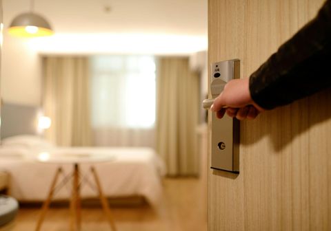 Italiani in viaggio: più del 50% sceglie in base a sicurezza e igiene. Sostenibilità, l’impatto è (ancora) contenuto