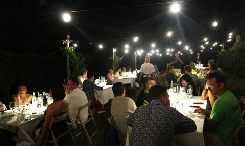 Magia sotto le stelle: le serate della Cantina La Torre di Castel Rocchero regalano un'esperienza tra vini pregiati e le melodie di Fabrizio De André.
