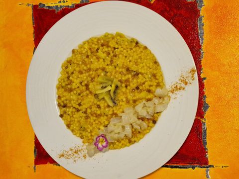 La “Fregola alla curcuma con Kiwi e tartare di pescato” della chef Tiziana Piras