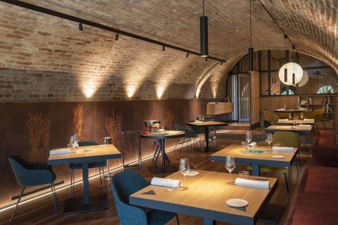Mura Mura, una tenuta al confine tra Langhe e Monferrato dove Federico Grom e Guido Martinetti producono vini dalla personalità straordinaria, profondi e precisi, che affascinano il palato.