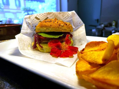 &quot;Hamburgher Imperia&quot; è il nuovo fiore all'occhiello di Pepe &amp; Vino: un'esperienza gastronomica unica a Imperia