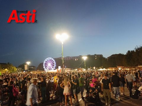Asti: piazza del Palio si prepara ad accogliere il Festival delle Sagre: 150 tavoli sotto le piante,  il vino sarà distribuito dalle pro loco