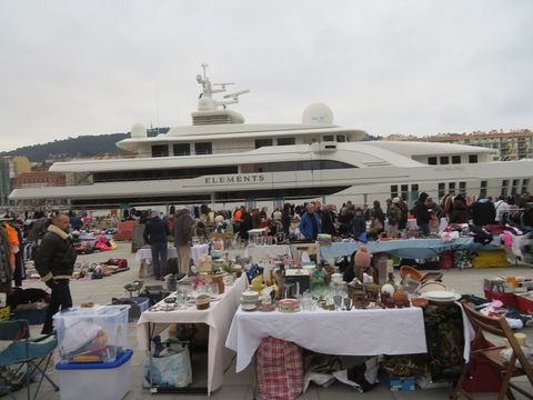 Tanti oggetti, tante curiosità nei marché à la brocante della Costa Azzurra