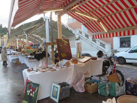 Tanti oggetti e tante curiosità nei marché à la brocante della Costa Azzurra
