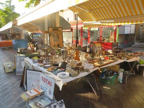 Tanti oggetti e curiosità nei marché à la brocante della Costa Azzurra