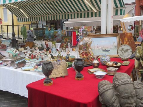 Costa Azzurra: tanti oggetti e tante curiosità nei marché à la brocante