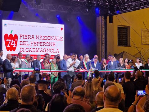 Inaugurata la 74esima Fiera del Peperone di Carmagnola: al taglio del nastro Tinto e Manuela Arcuri [FOTO E VIDEO