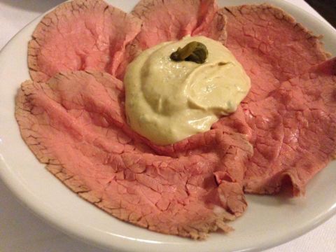 il vitello tonnato del Cuneese è un piatto nato dal riciclo e... dal contrabbando: