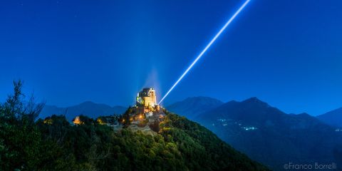 Val di Susa, da stasera per una settimana la Sacra di San Michele sarà illuminata dalla &quot;Spada d Luce&quot; dell'Arcangelo