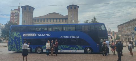 Un sapore per ogni Regione sull'autobus/ristorante che gira l'Italia: tour partito da Torino con la bagna cauda