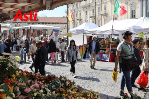 Oggi è il giorno della Fiera Carolingia: oltre 600 bancarelle dall'alba al tramonto nel centro di Asti [PLANIMETRIA]