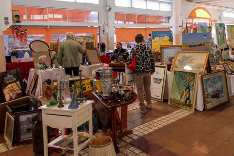 Tanti oggetti e tante curiosità nei  marché à la brocante della Costa Azzurra