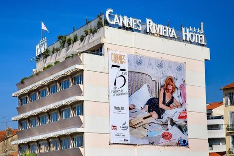 Cannes celebra il mito di Alain Delon con una mostra a cielo aperto
