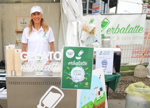 La rivoluzione di Erbalatte: dal foraggio autoprodotto all'assenza di OGM, anche il futuro del latte è sostenibile