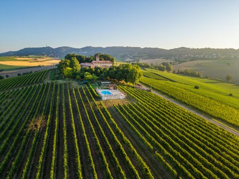 Monferrato e Tortonese: Viaggio tra Borghi, Castelli e tavole d'Autore