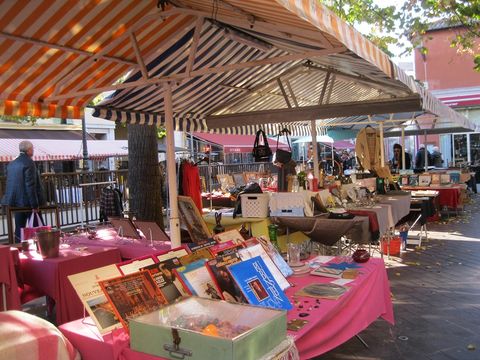Tanti oggetti e tante curiosità nei marché à la brocante della Costa Azzurra