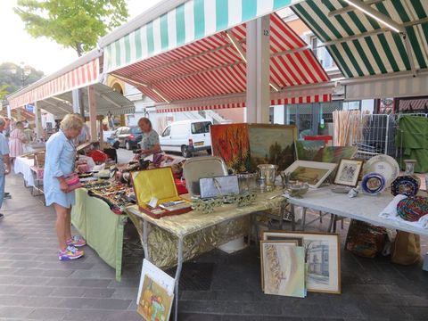 Tanti oggetti e tante curiosità nei marché à la brocante della Costa Azzurra
