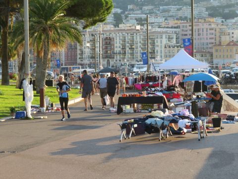 Tanti oggetti e tante curiosità nei marché à la brocante della Costa Azzurra