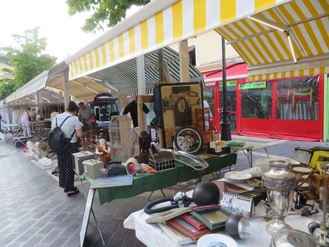 Tanti oggetti e tante curiosità nei marché à la brocante della Costa Azzurra