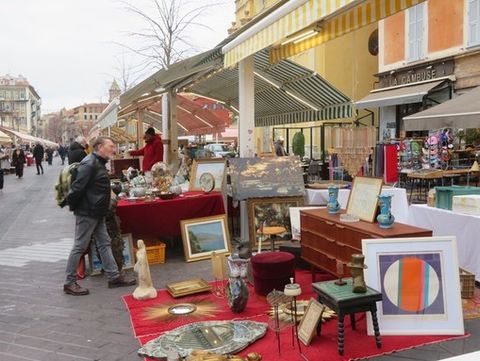 Tanti oggetti e tante curiosità nei marché à la brocante della Costa Azzurra