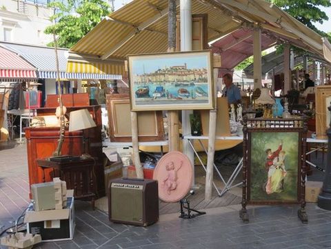 Tanti oggetti e tante curiosità nei marché à la brocante della Costa Azzurra