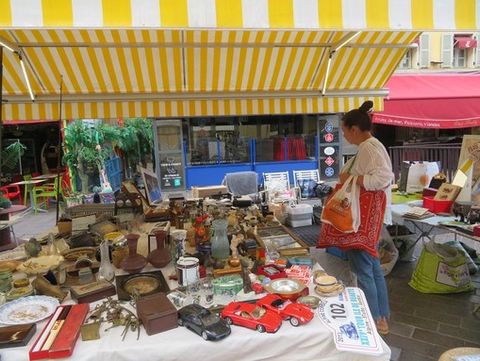Tanti oggetti e tante curiosità nei marché à la brocante della Costa Azzurra