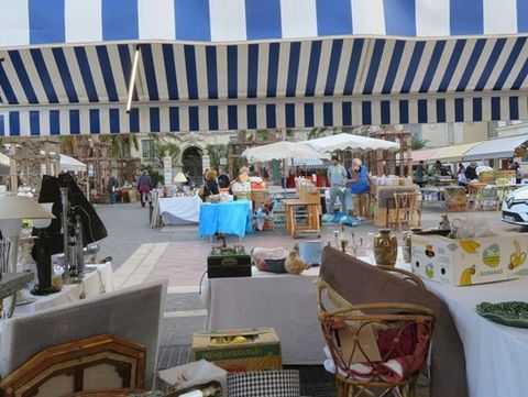 Tanti oggetti e tante curiosità nei marché à la brocante della Costa Azzurra
