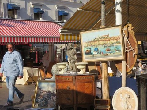 Tanti oggetti e tante curiosità nie marché à la brocante della Costa Azzurra