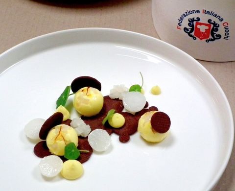 Sfere di cheesecake allo zafferano, pera e nasturzio. Un dessert che racconta eleganza, territorio e fiori eduli