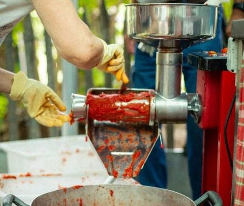 Torino: a Mirafiori Sud si prepara la passata di pomodoro comunitaria e solidale