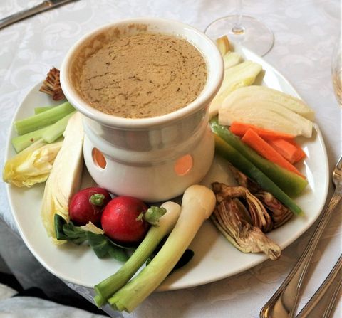 Sanremo: al Villaggio dei Fiori sabato 23 novembre una serata dedicata alla Bagna Cauda.