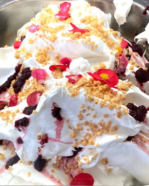 Alassio: i gelati floreali di Perlecò regalano un'esplosione di colori e sapori unici. Grandi protagoniste le nuove De.Co, il sorbetto Begonia e il gelato “Fiordibegonia”.