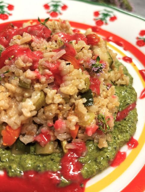 Riso integrale, erbe e fiori: con maggiorana e lavanda protagoniste nel piatto