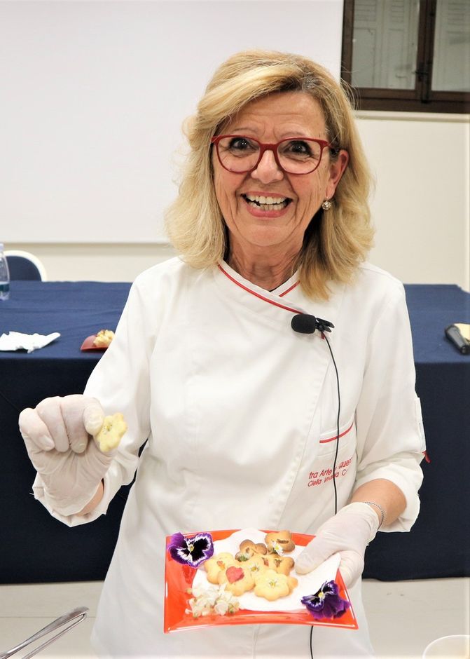 La videoricetta con i fiori della chef Clelia Vivalda del ristorante Arte e Querce di Monchiero (CN) La videoricetta con i fiori della chef Clelia Vivalda del ristorante Arte e Querce di Monchiero (CN)