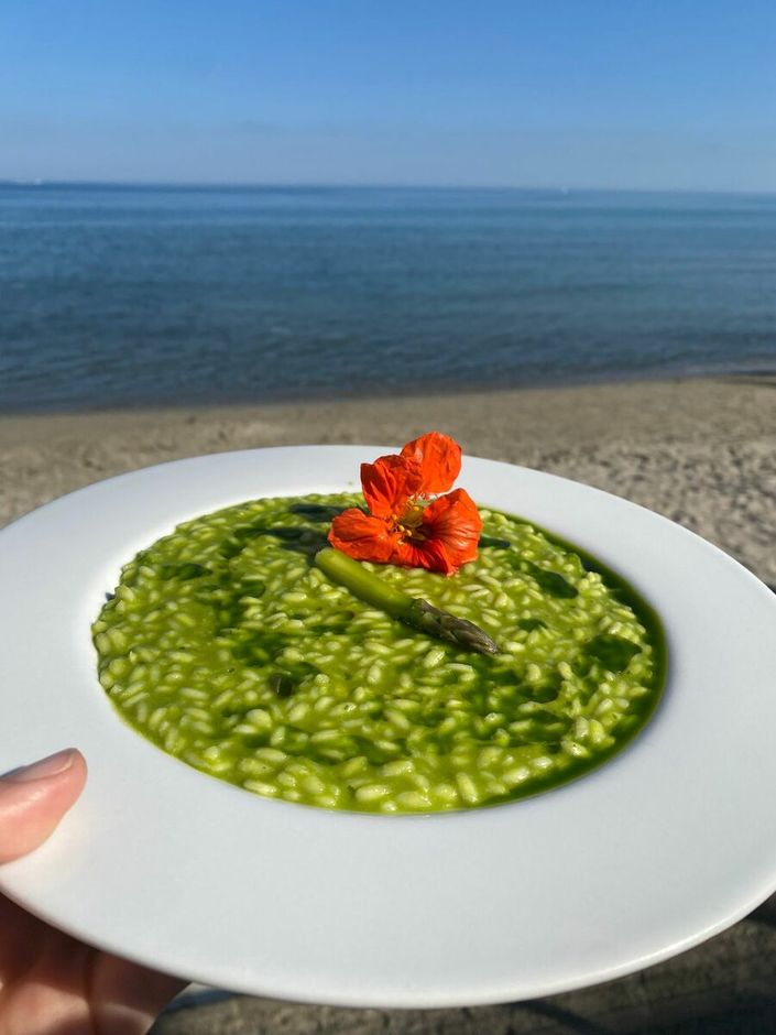 Risotto agli asparagi, foglie e fiori di nasturzio.