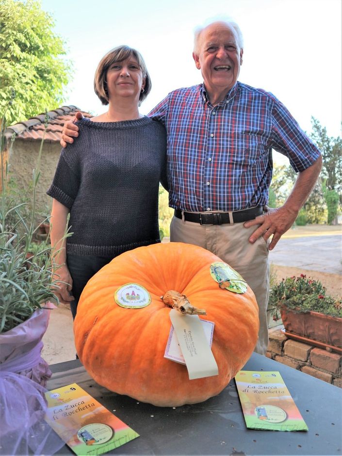 Il vice sindaco di Monte Vidon Combatte (FM) Maria Tina Ferracuti con Roberto Ferretti presidente Agrituraso Il vice sindaco di Monte Vidon Combatte (FM) Maria Tina Ferracuti con Roberto Ferretti presidente Agrituraso