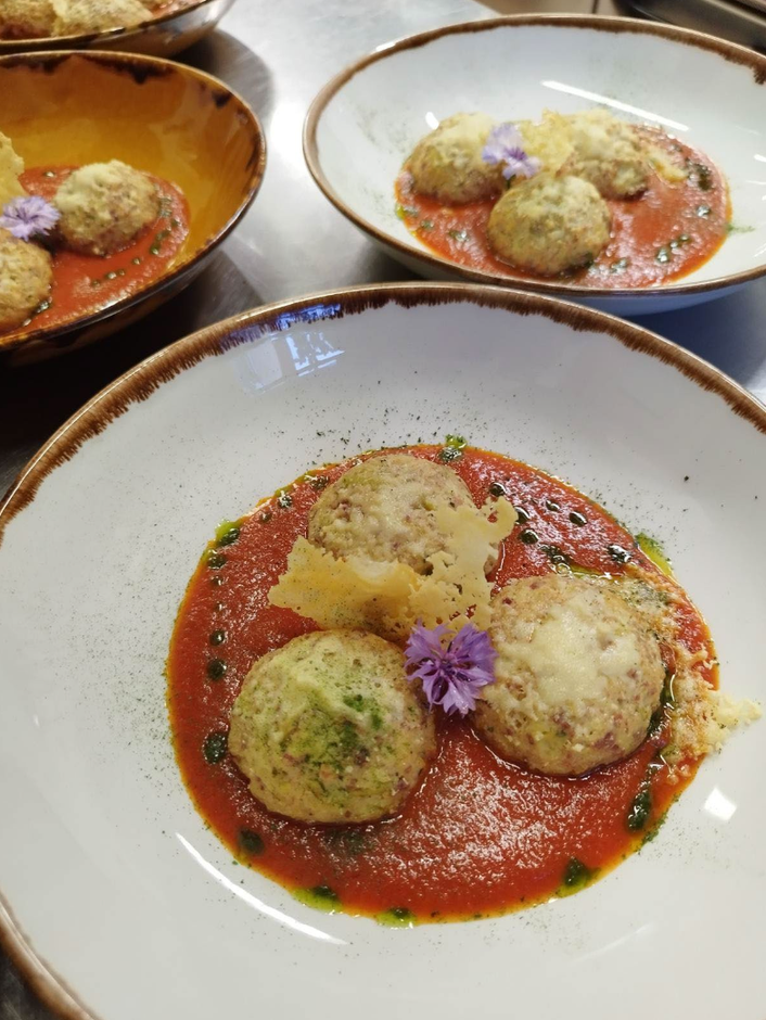 "La Valle Camonica nel Piatto” della Trattoria La Peppina di Esine selezionato per partecipare alla finale del concorso. "La Valle Camonica nel Piatto” della Trattoria La Peppina di Esine selezionato per partecipare alla finale del concorso.