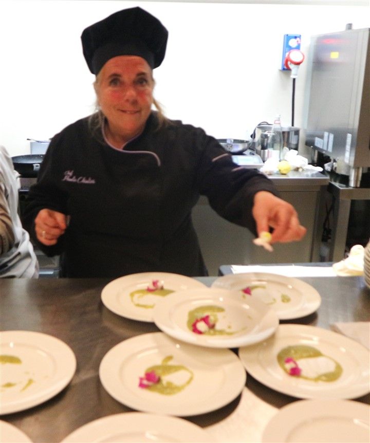 I piatti della chef Paola Chiolini con i racconti del giornalista Claudio Porchia conquistano i palati dei fortunati ospiti ella cantina La Torre di Castel Rocchero I piatti della chef Paola Chiolini con i racconti del giornalista Claudio Porchia conquistano i palati dei fortunati ospiti ella cantina La Torre di Castel Rocchero