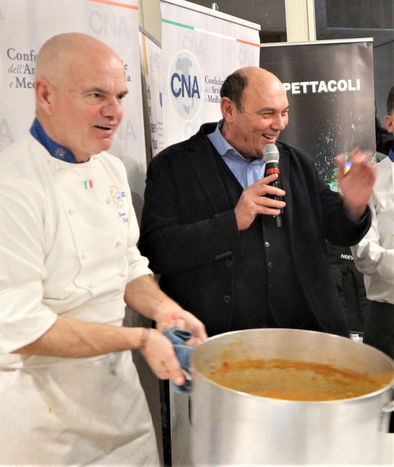 Lo chef Enrico Derflingher con il giornalista Claudio Porchia Lo chef Enrico Derflingher con il giornalista Claudio Porchia