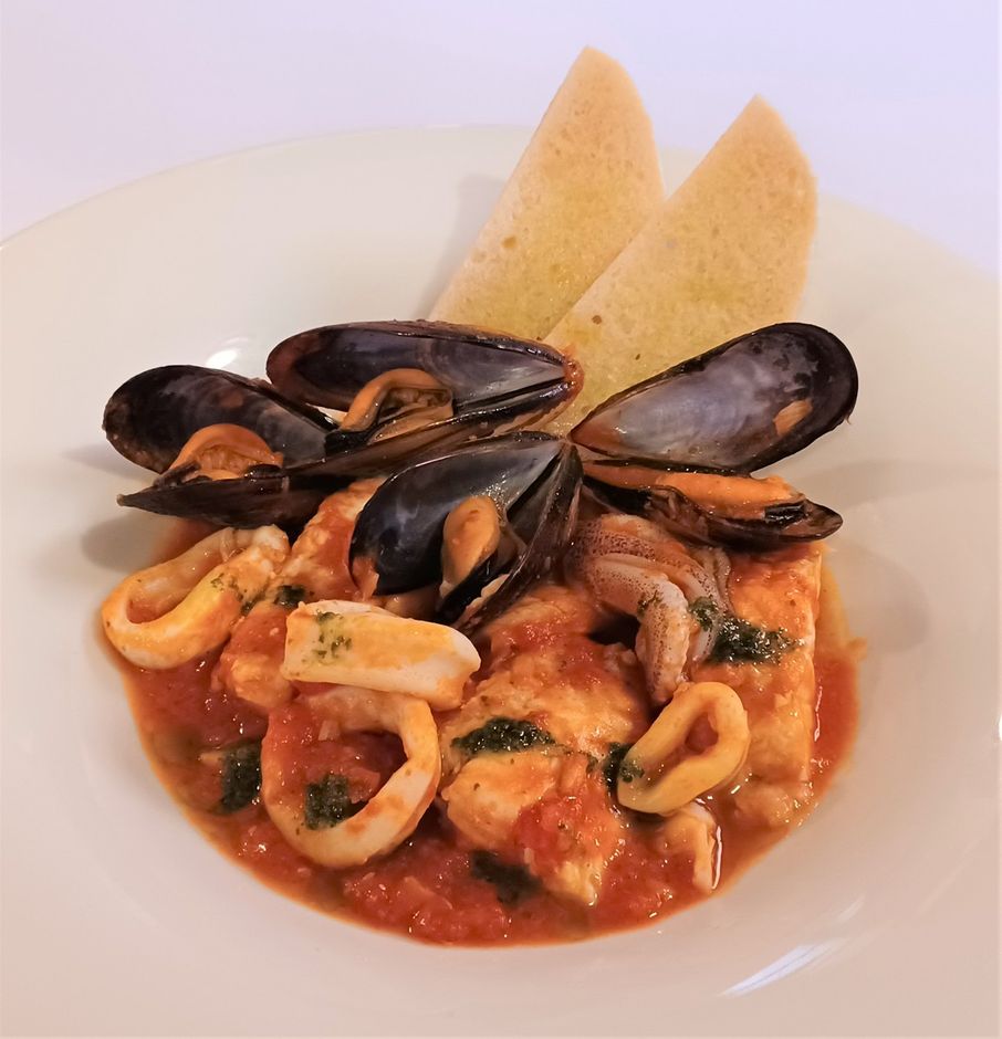 La Sosta: Buridda di pesce e molluschi con galletta del marinaio