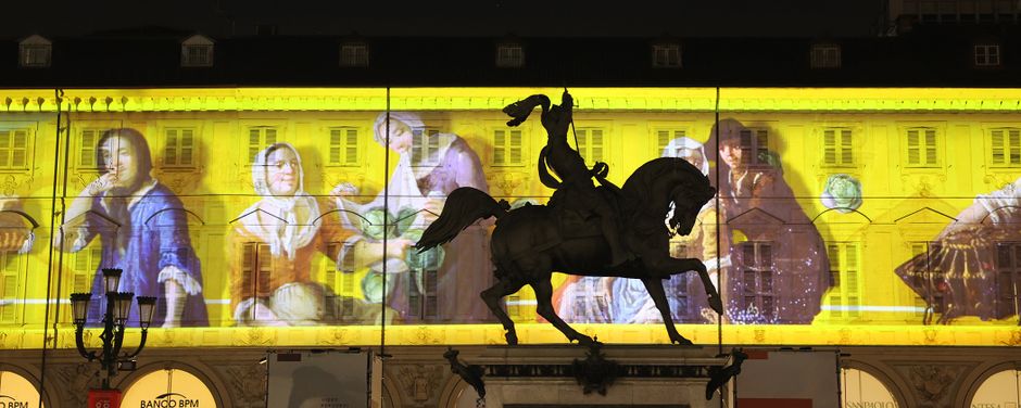 Torino come Lione, una festa di luci illumina piazza San Carlo. Sulle facciate arte e storia della città [FOTO E VIDEO]