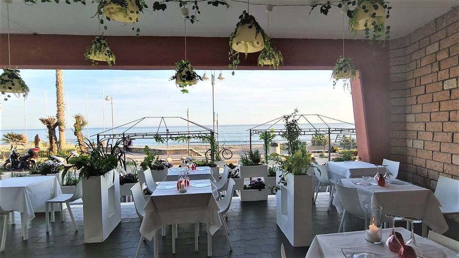 Vallecrosia (IM): ha riaperto la Balena Bianca con ampio dehor sul mare