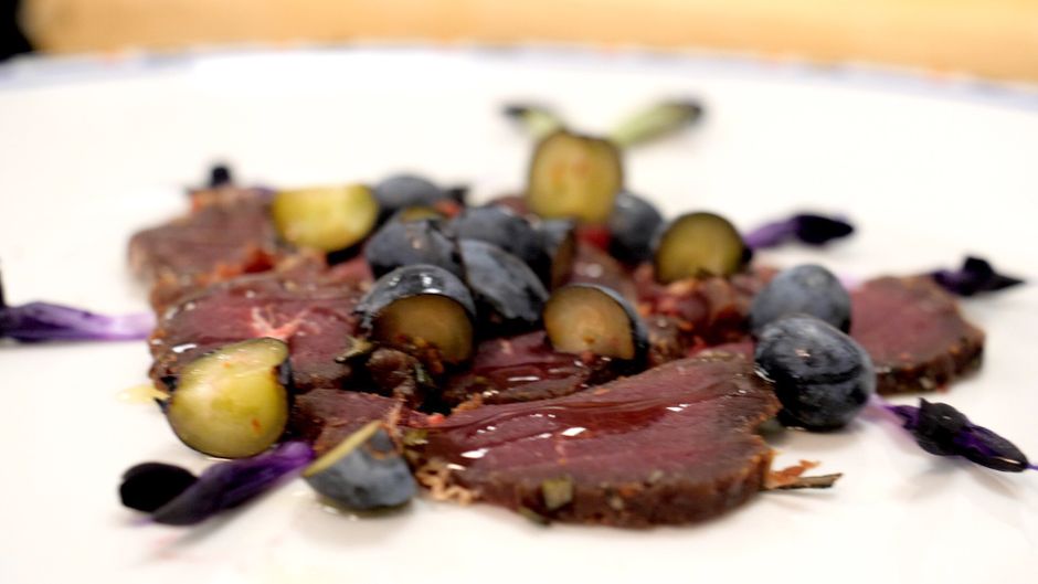 “RADICI – storie di terra”: Capriolo e mirtilli: quando la selvaggina diventa elegante “RADICI – storie di terra”: Capriolo e mirtilli: quando la selvaggina diventa elegante