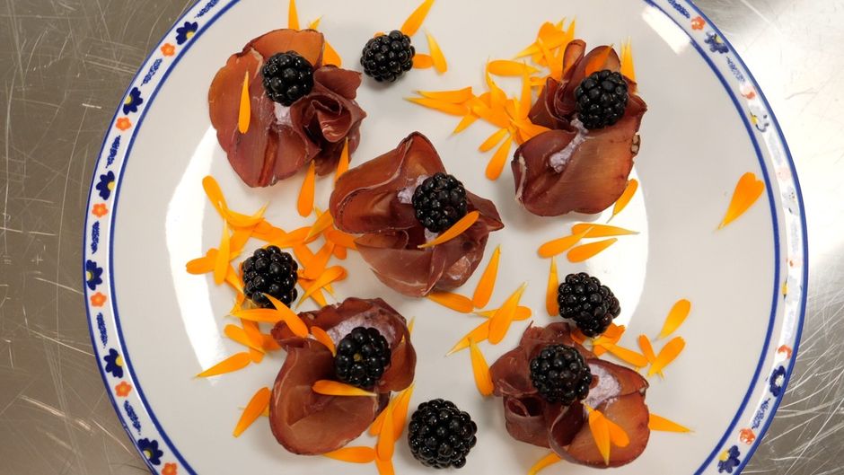 “RADICI – storie di terra” Le more: il piccolo frutto che regala benessere agli aperitivi “RADICI – storie di terra” Le more: il piccolo frutto che regala benessere agli aperitivi