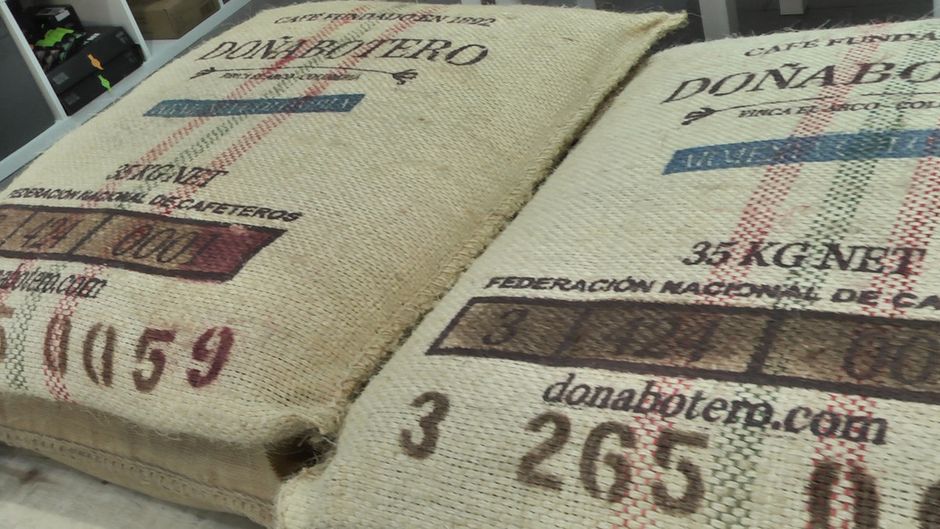 A Ventimiglia tutta la bontà del caffè in un laboratorio, che è una garanzia di qualità e artigianalità