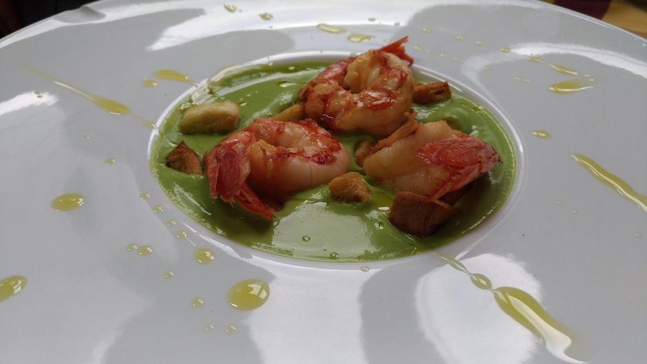 LA RICETTA - Vellutata di piselli con crostini di pane integrale aromatizzato alla salvia e gamberi sfumati al brandy LA RICETTA - Vellutata di piselli con crostini di pane integrale aromatizzato alla salvia e gamberi sfumati al brandy