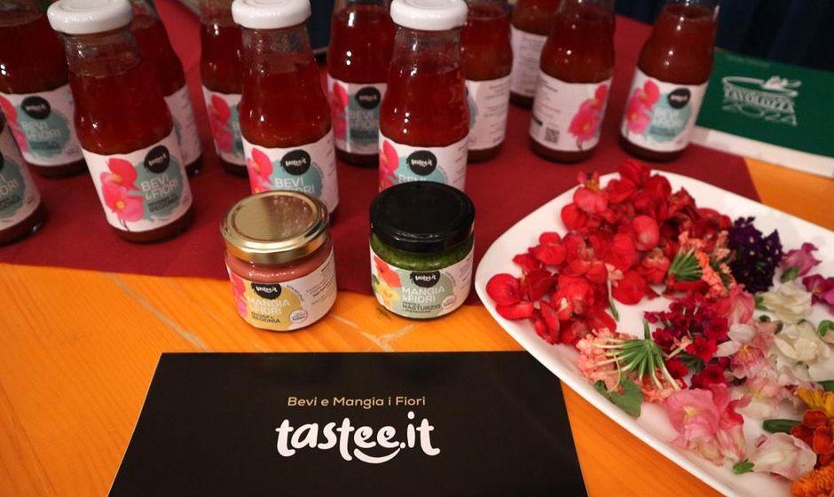 Le degustazioni uniche di ketchup di Begonia e pesto di Nasturzio dell'azienda Tastee.it conquistano il pubblico di Limone Piemonte. Le degustazioni uniche di ketchup di Begonia e pesto di Nasturzio dell'azienda Tastee.it conquistano il pubblico di Limone Piemonte.